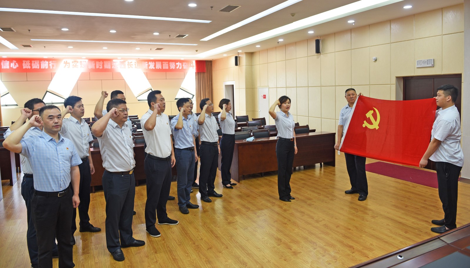 集團(tuán)機(jī)關(guān)支部開(kāi)展“重溫入黨誓詞，堅(jiān)定理想信念”主題黨日活動(dòng)