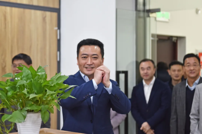 王曉向總部機(jī)關(guān)、都市城際公交干部員工拜年