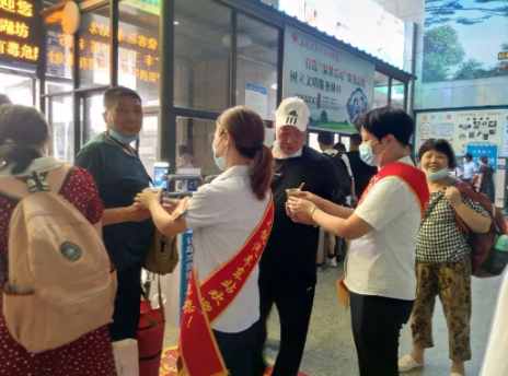 上饒汽運(yùn)東站為一線職工、旅客送清涼
