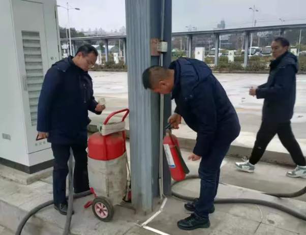 1月29日，南昌市迎來2022年第一場降雪。為進(jìn)一步防范雨、雪、冰凍等惡劣天氣對道路旅客運(yùn)輸?shù)牟焕绊?，避免各?xiàng)安全生產(chǎn)事故，都市城際公交成立了四個(gè)安全檢查組一早趕赴現(xiàn)場，對各單位應(yīng)對雨、雪寒潮天氣安全防范責(zé)任、防范措施的落實(shí)情況進(jìn)行督導(dǎo)檢查。檢查組重點(diǎn)對車輛安全例檢操作流程、車輛安全技術(shù)狀況，駕駛員從業(yè)資格證以及車輛