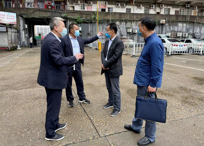 穆孫祥一行深入長運出租、都市城際公交青山客運分公司、加油站督導疫情防控工作