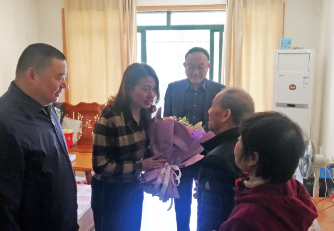 省總工會領(lǐng)導慰問全國勞動模范、江西長運退休職工高國軍 胡維泉陪同