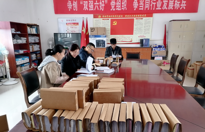 提高公司質(zhì)量在于公司治理。江西長運以“國企改革三年行動計劃”為抓手,通過完善現(xiàn)代企業(yè)治理體系,明晰治理主線,優(yōu)化治理結(jié)構(gòu),助力公司激發(fā)內(nèi)生動力,提升公司質(zhì)量,提高治理效能,涅槃升級,實現(xiàn)可持續(xù)發(fā)展。 圖片 01 加強黨的領(lǐng)導(dǎo) 圖片 江西長運將黨的領(lǐng)導(dǎo)融入公司治理,與下屬企業(yè)全部完成“黨建進章程”工作,制定重大事項黨