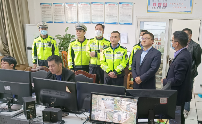 新余長運(yùn):市公安局交警支隊(duì)領(lǐng)導(dǎo)檢查新余長運(yùn)安全生產(chǎn)工作