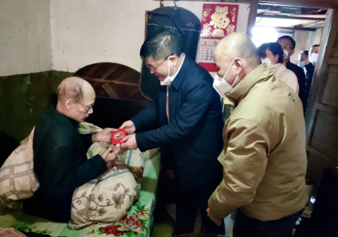 張小平、戴豪贛、黃俊、劉志堅(jiān)慰問困難職工