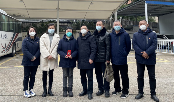 張小平、戴豪贛、黃俊、劉志堅(jiān)慰問困難職工