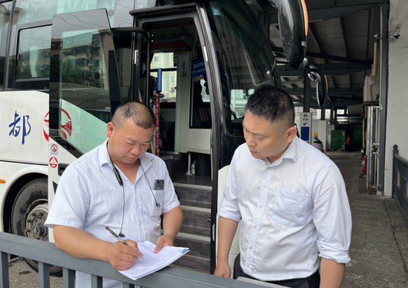 青山客運(yùn)分公司開展車輛安全、環(huán)境衛(wèi)生綜合檢查