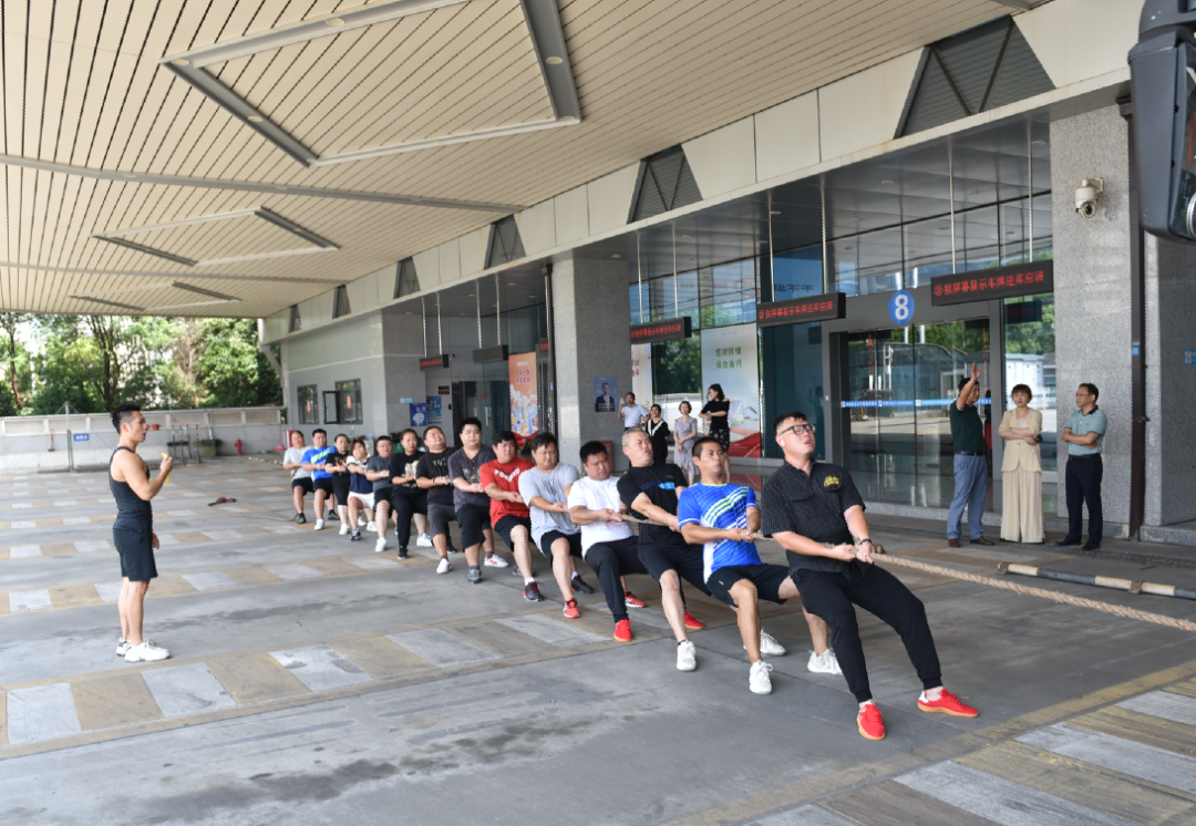 劉志堅、占梁一行看望慰問南昌交投集團(tuán)拔河隊