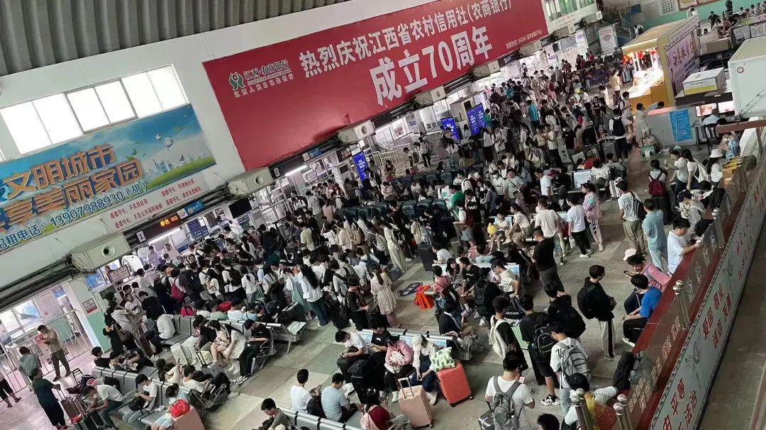江西長(zhǎng)運(yùn)積極應(yīng)對(duì)中秋、國(guó)慶客流高峰