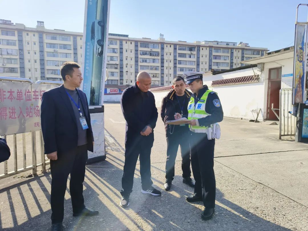 撫州長運(yùn):市交警一大隊到撫州客運(yùn)總站開展安全帶使用專項檢查