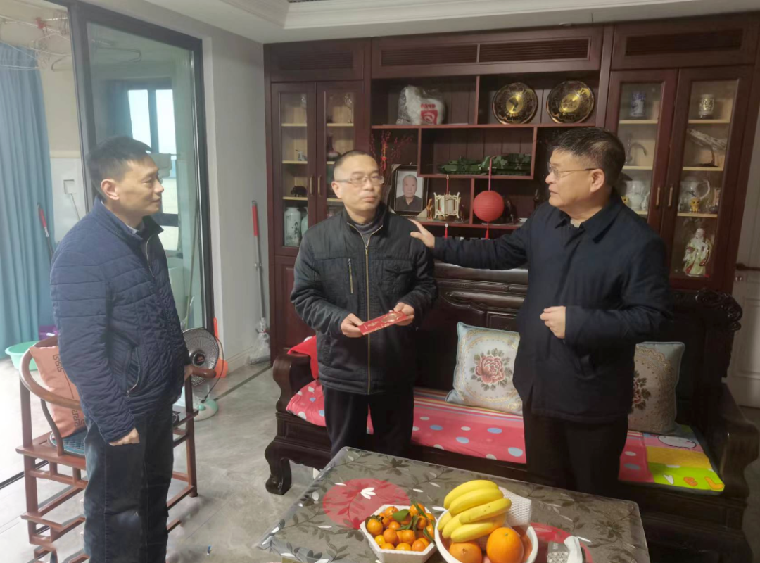 張小平、黃俊一行探望慰問(wèn)患病職工