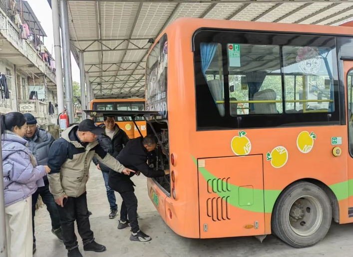 撫州長運(yùn):南豐分公司開展“愛車?yán)!苯涣骰顒? onmousewheel=